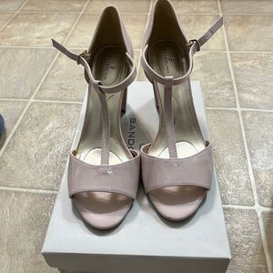 Bandolino T strap heels
